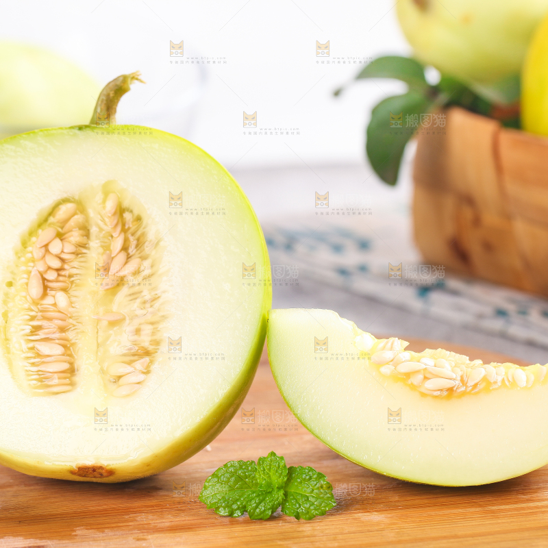 木板上放着切开的东北京蜜小甜瓜