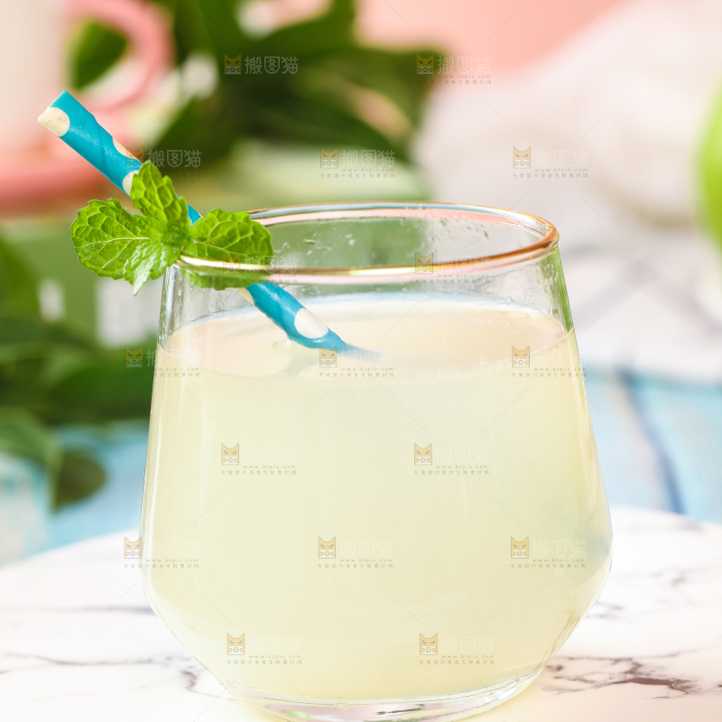 盘子里放着一杯青皮皇冠梨果汁