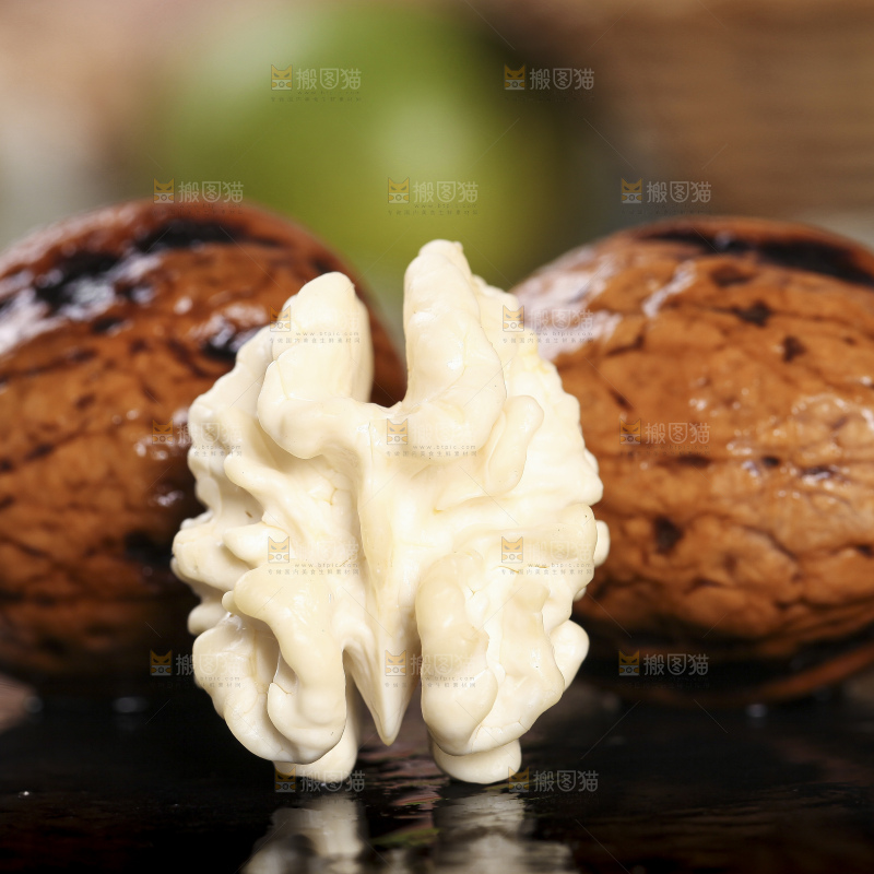 黑石板上放着去皮湿核桃果仁