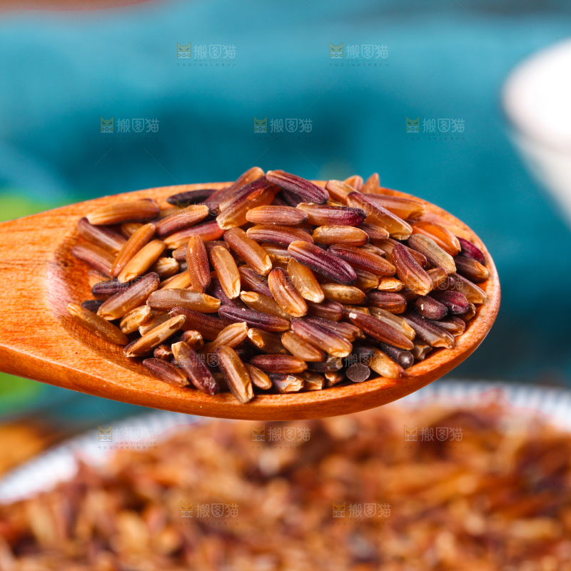 木底上放着一碗紫香米