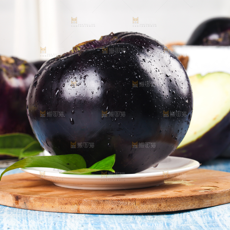 盘子里的紫圆茄子