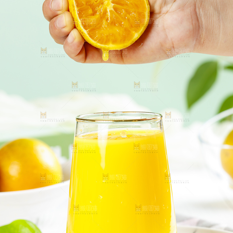 浅底上放着一杯夏橙果汁
