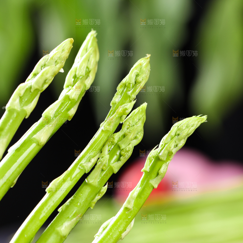 黑石板上的新鲜青芦笋