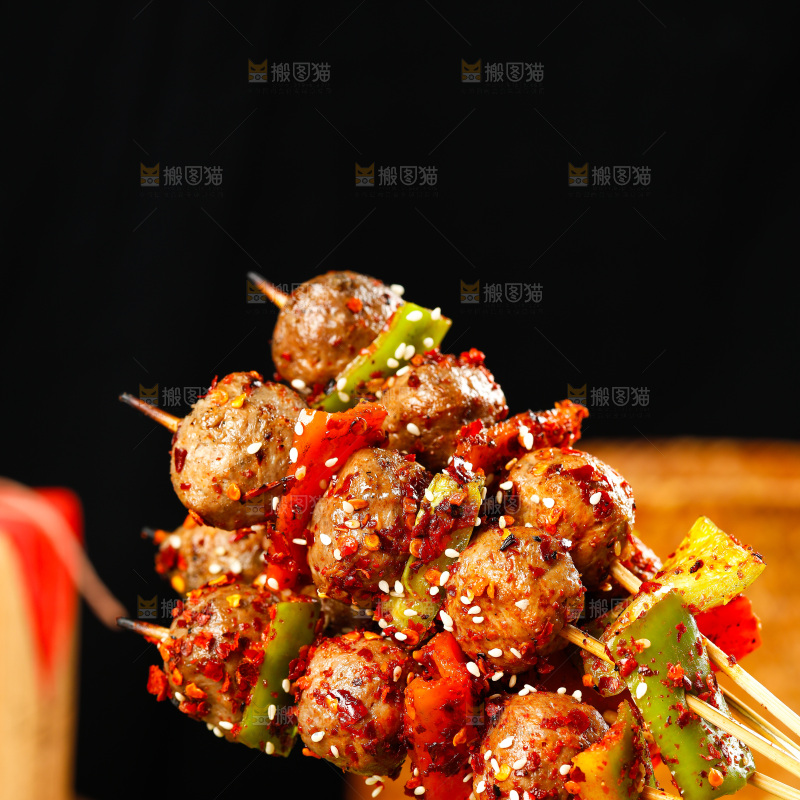 深底上的牛肉丸串