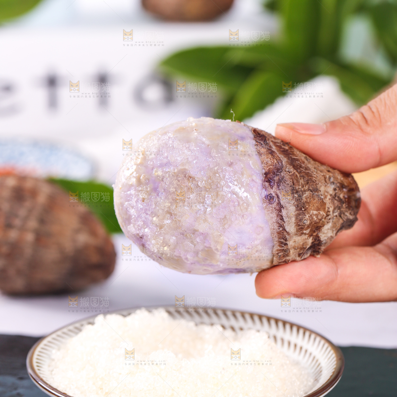 手拿蘸糖的芋头