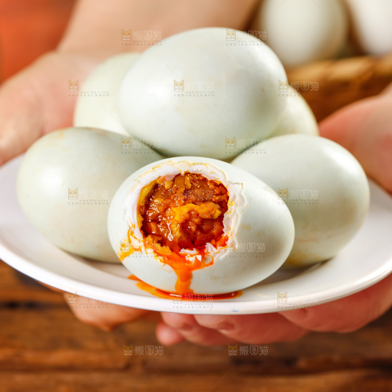 木板上手端一盘熟海鸭蛋