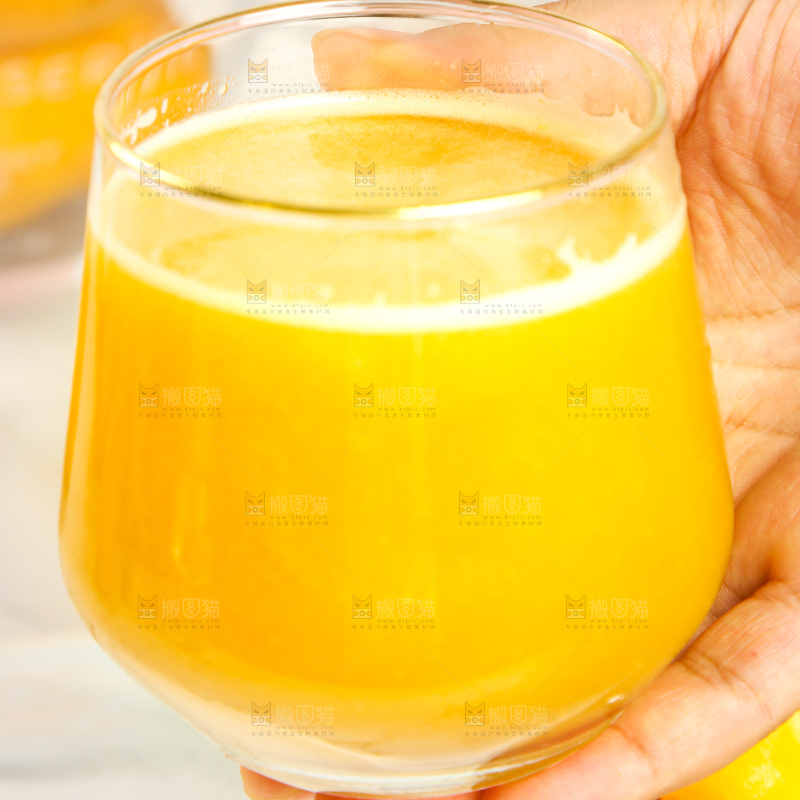 石盘上放着一杯黄金蟠桃果汁