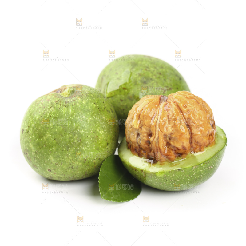 去皮的湿核桃放在白底上