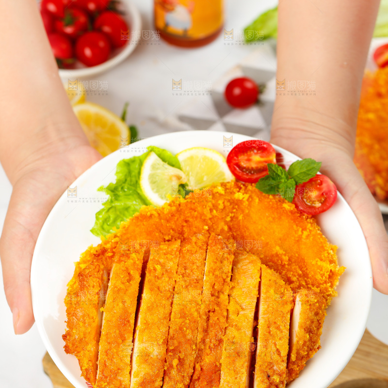 手端一盘炸鸡排