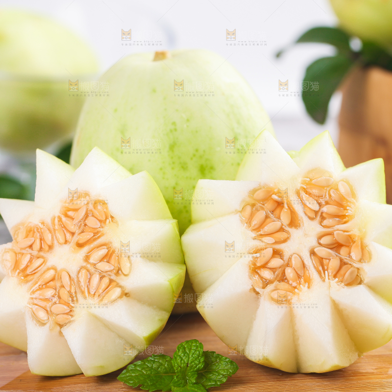 木板上放着切开的东北京蜜小甜瓜