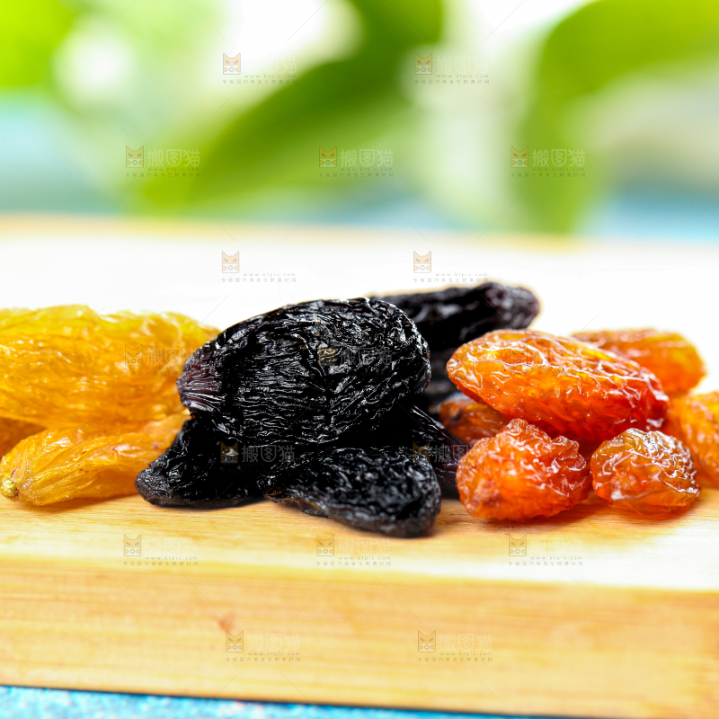 木板上的三色吐鲁番葡萄干