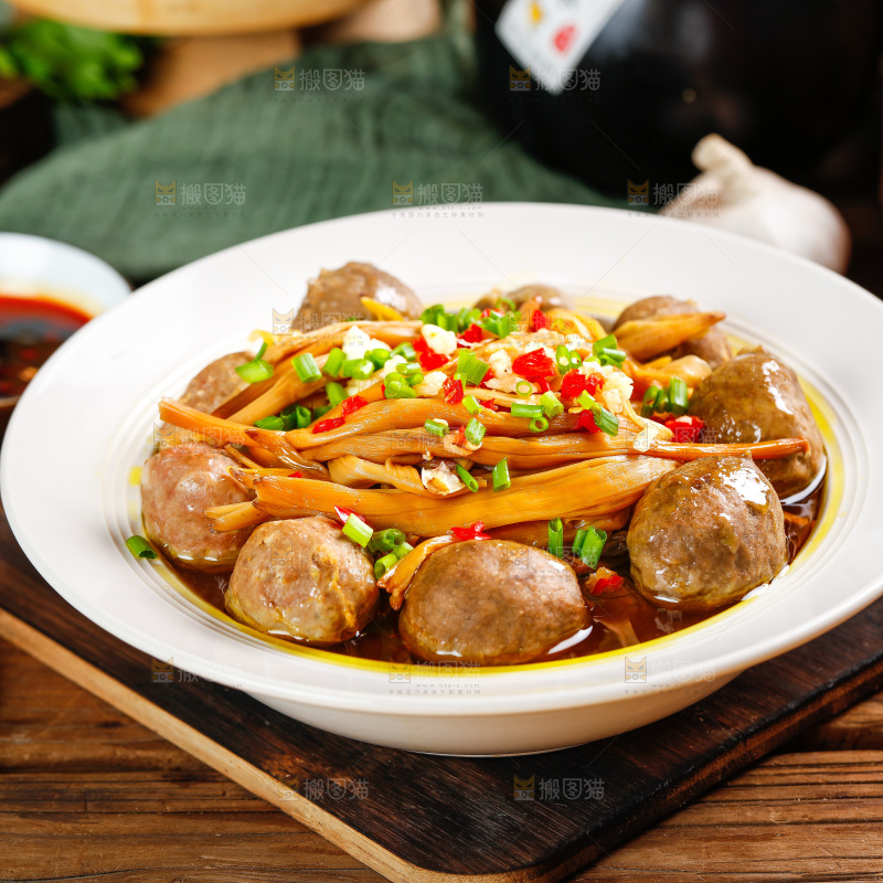 木板上放着一碗香辣肉丸