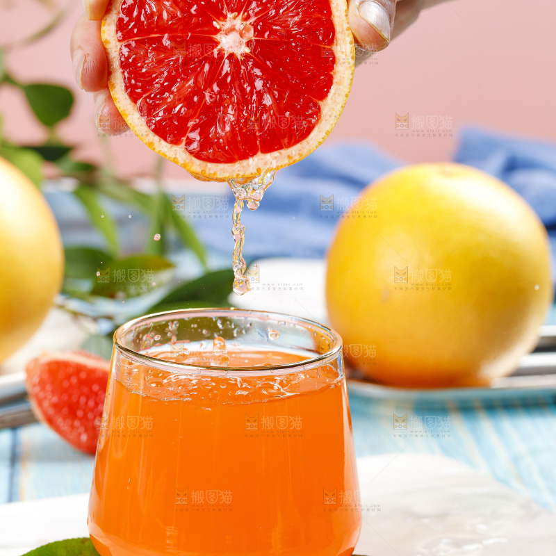 浅底上放着一杯红心西柚果汁
