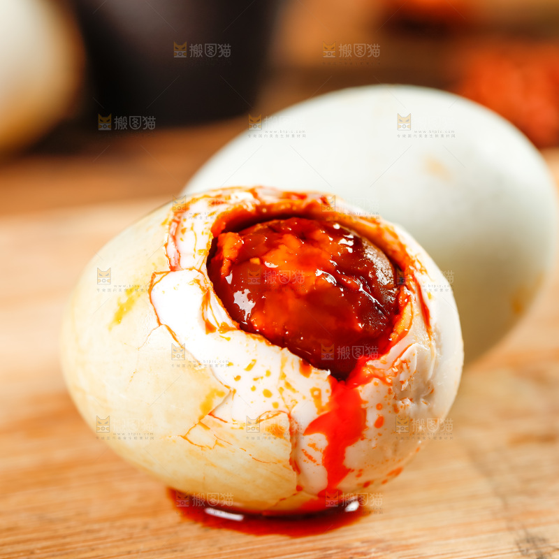 木板上的烤海鸭蛋