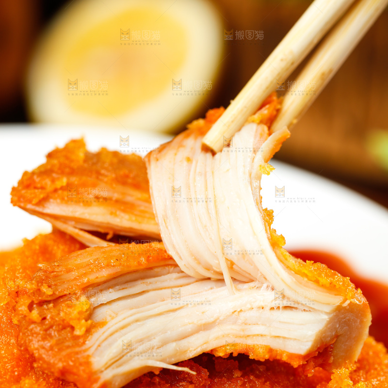 盘子里的炸鸡排