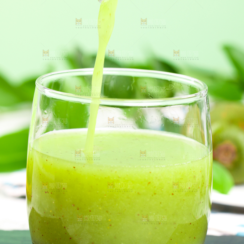 黑石板上放着一杯猕猴桃果汁