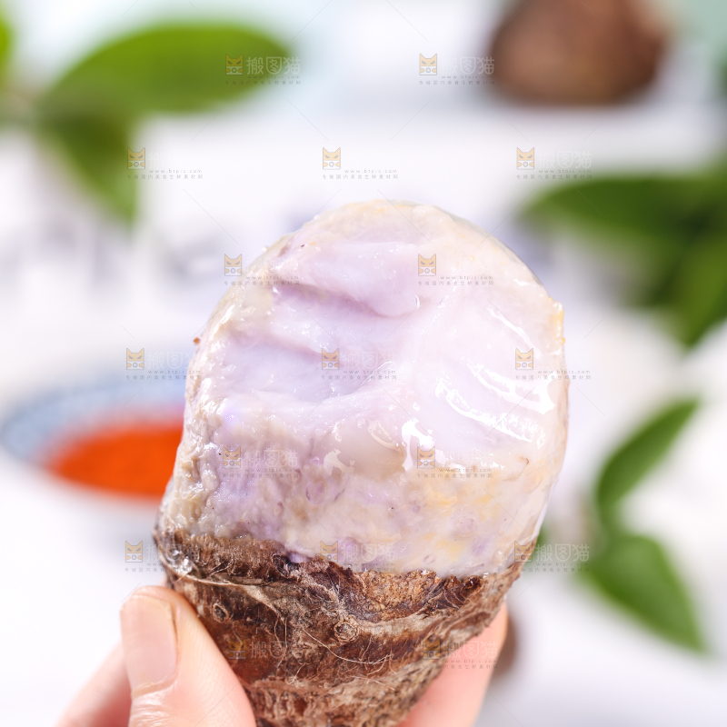 手拿剥皮的熟香芋