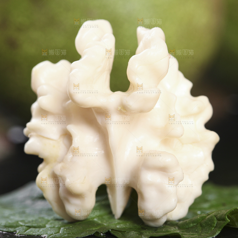 树叶上放着新鲜湿核桃果仁