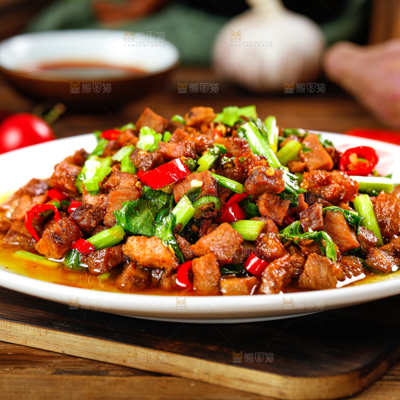 木板上放着一盘香辣肉丁