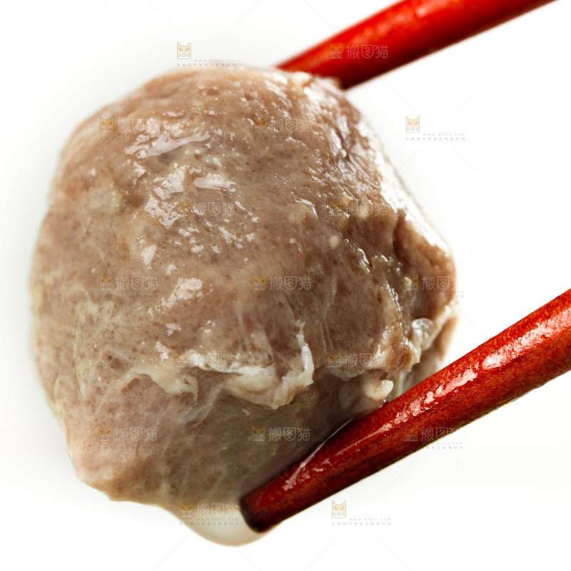筷子夹着牛肉丸