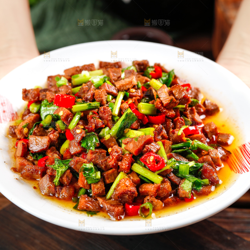 手端一盘香辣肉丁