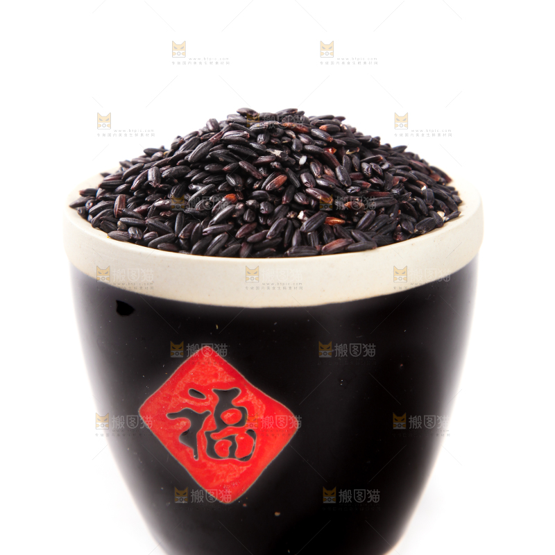 白底上放着一缸黑糯米