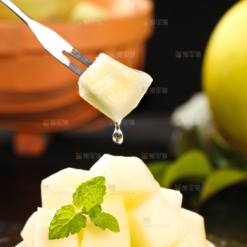 叉子叉着一块东北香瓜