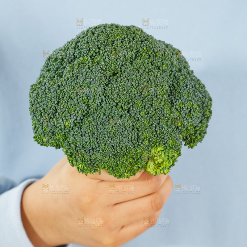 手里拿着西兰花
