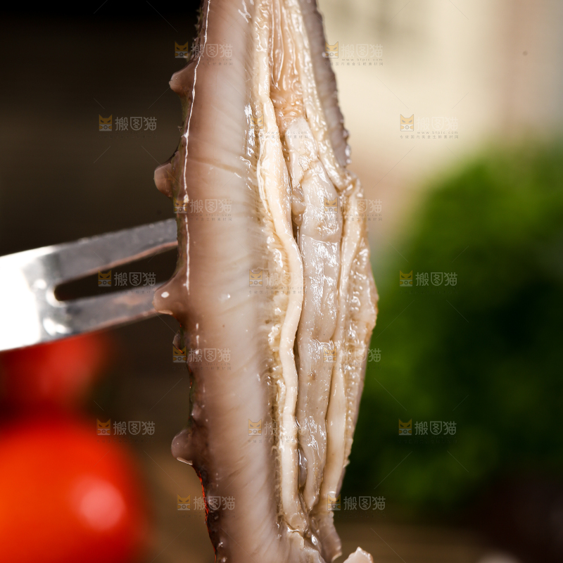 叉子叉着海参