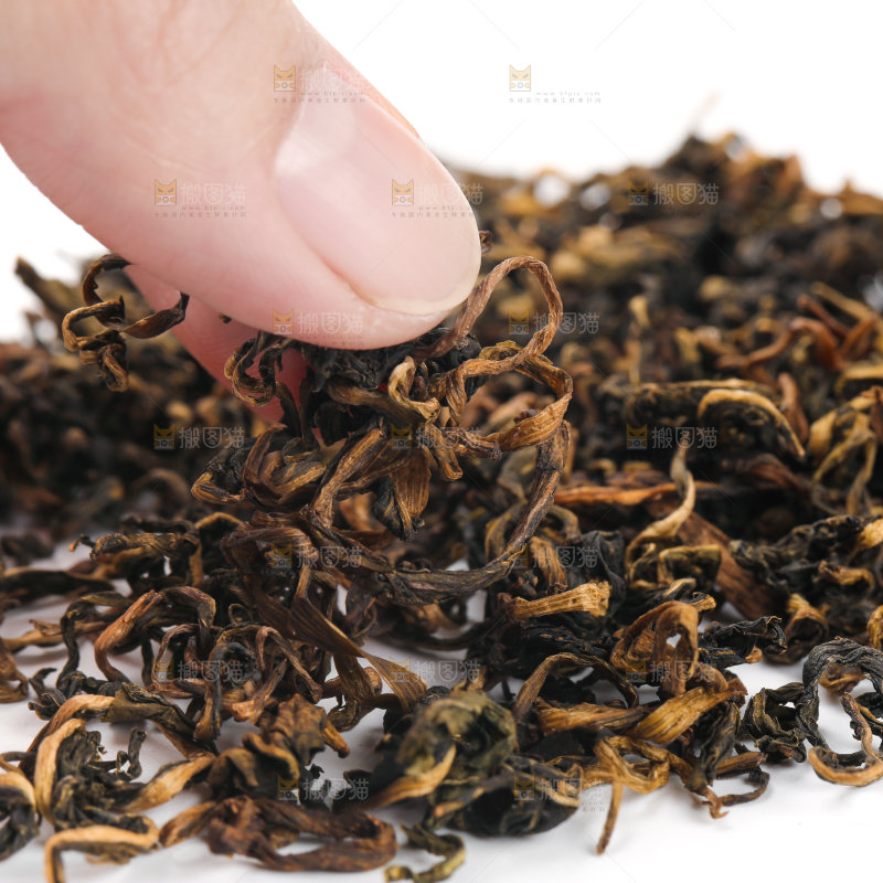 白底上摆放着蒲公英茶