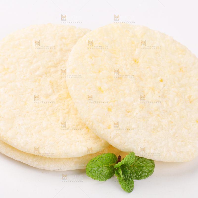 白底上放着米饼