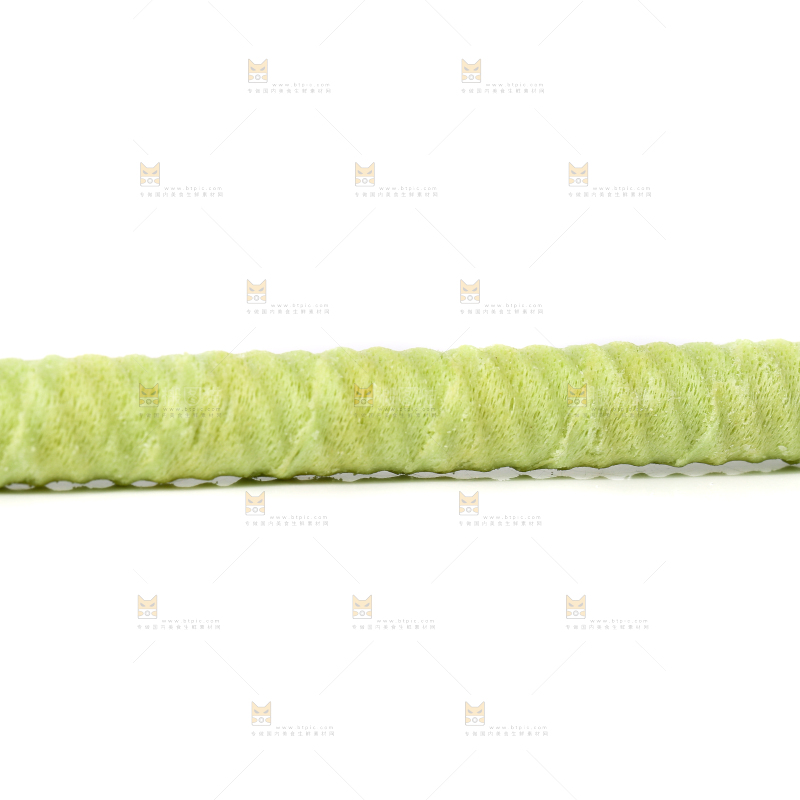 白底上摆放着抹茶卷