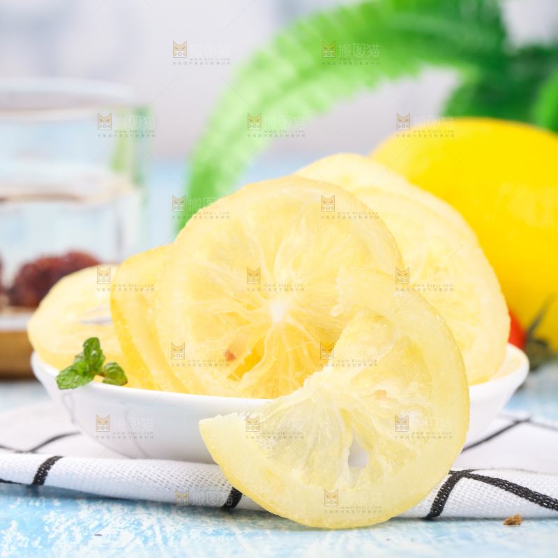 白格子底上的柠檬干片