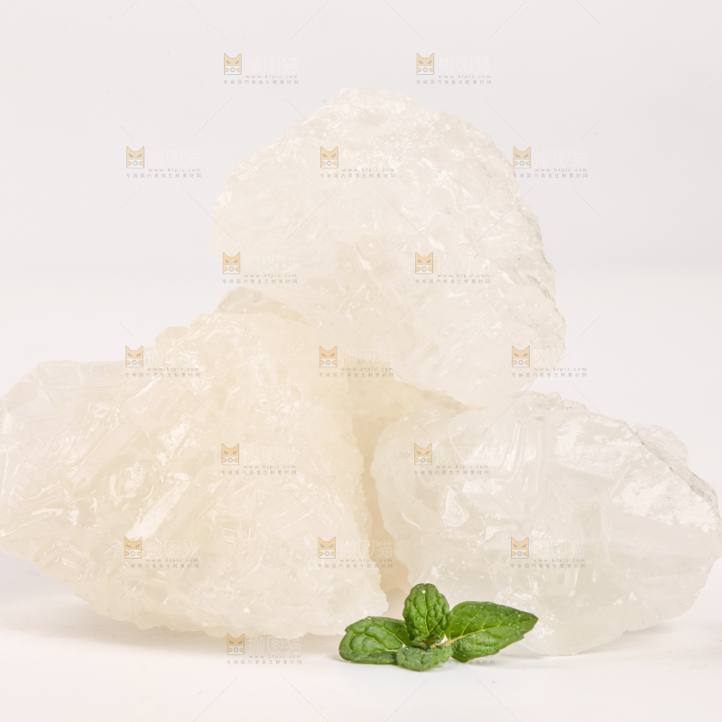 白底上摆放着多晶冰糖