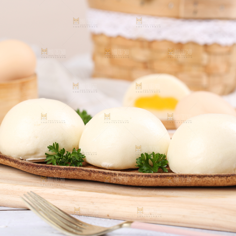 木板上的奶黄包子