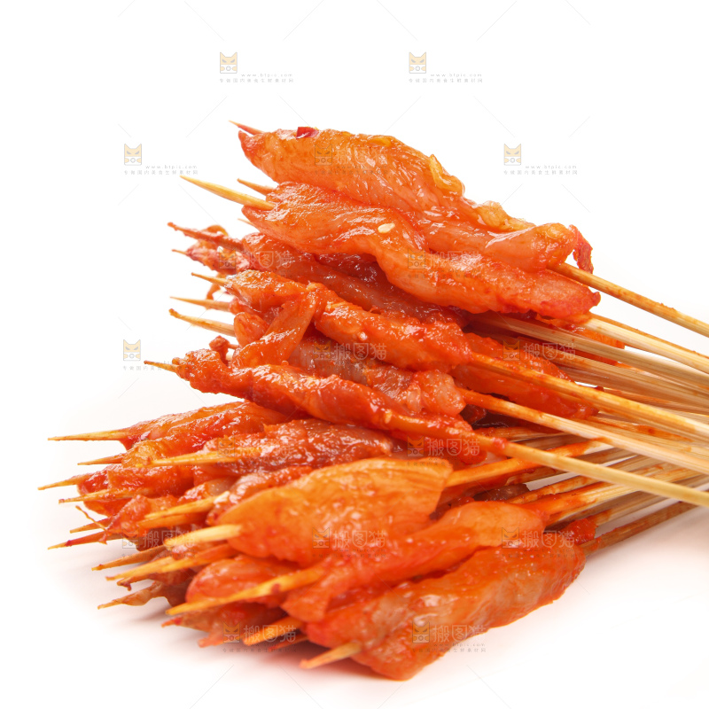 白底上放着肉串