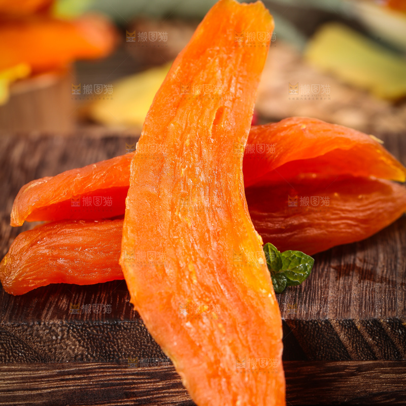 木底上放着一盘地瓜干