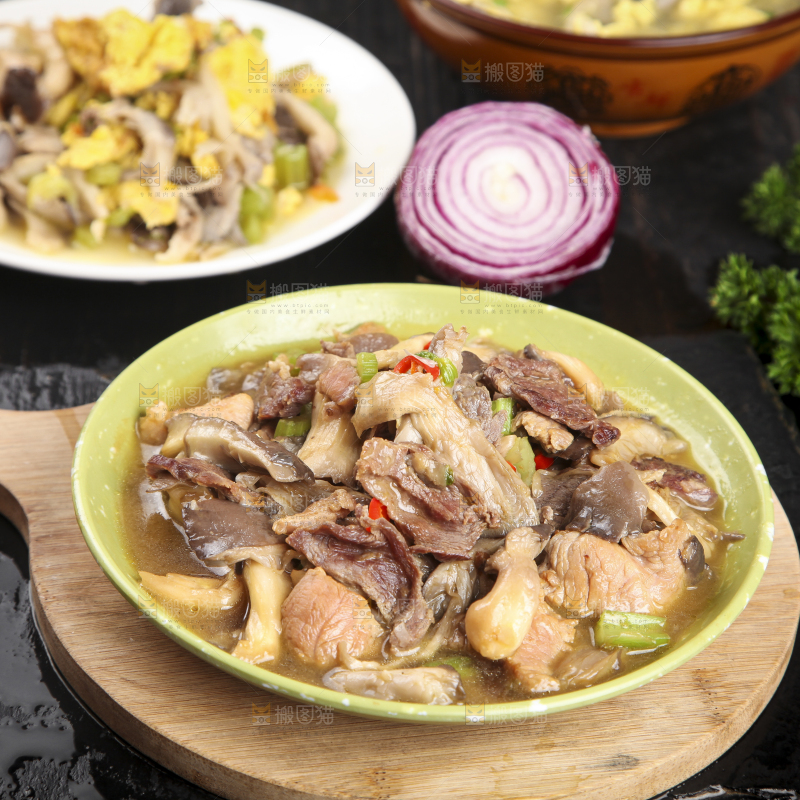 盘子里装着平菇炒肉