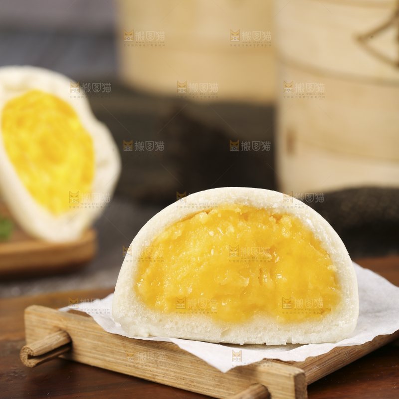 蒸笼里放着奶黄包