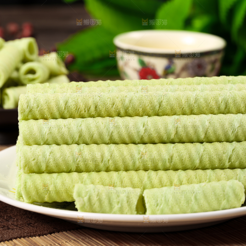 盘子里放着抹茶卷