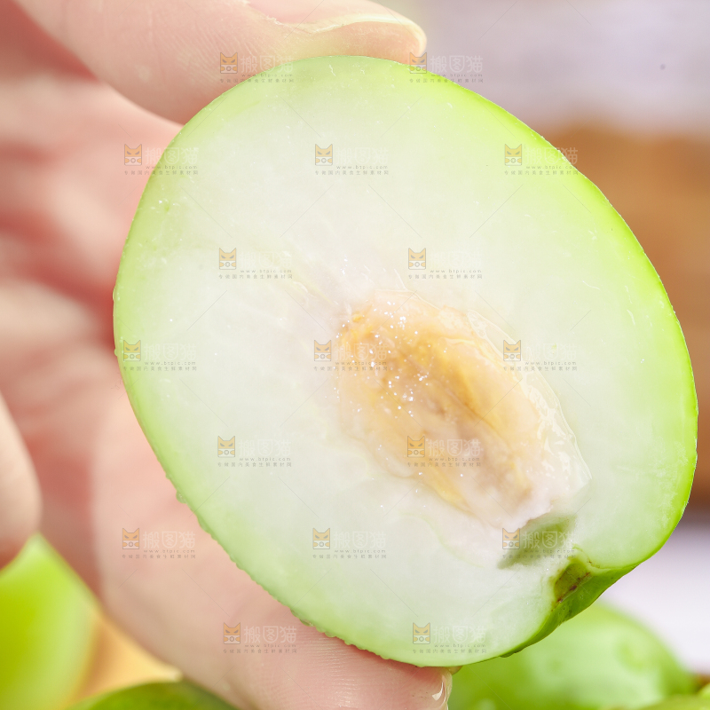 手拿切开的牛奶枣