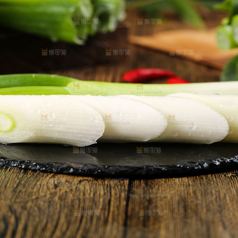 黑石板上的大葱白