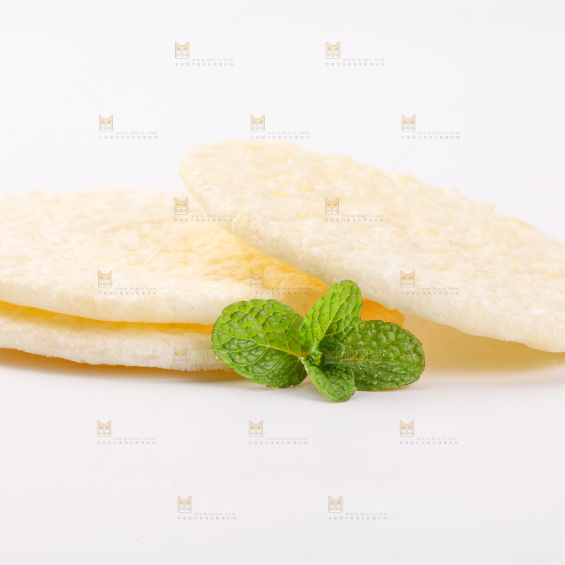 白底上放着米饼