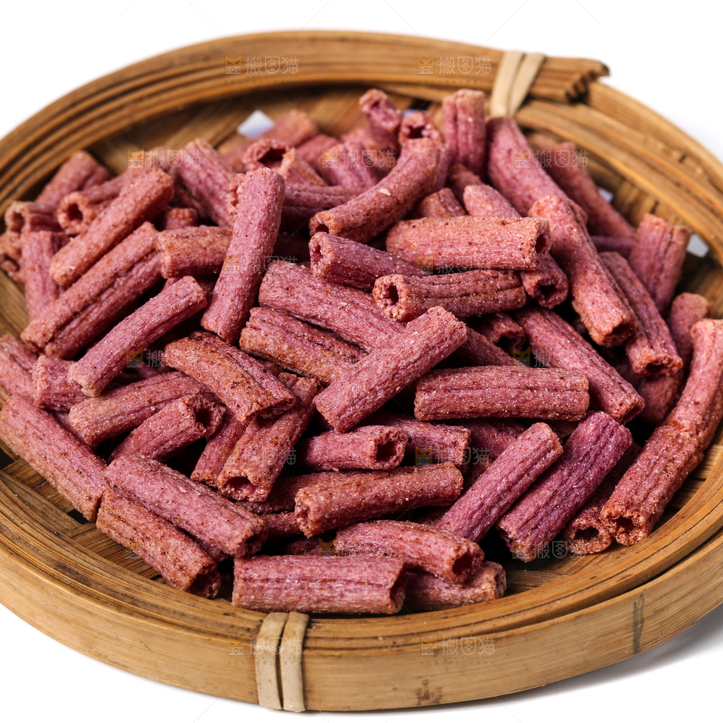 篮子里放着紫薯薯条