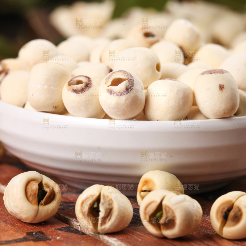 碗里装着干莲子