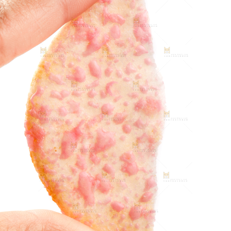 手里拿着雪饼