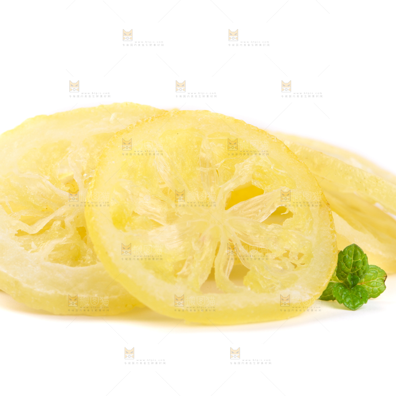 白底上放着干柠檬片