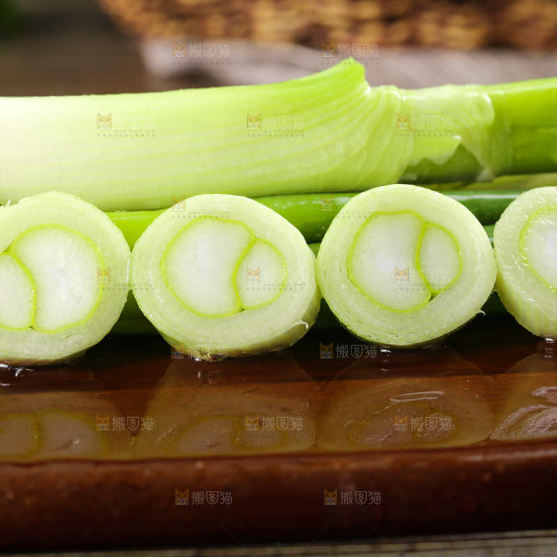 木板上放着切段的大葱
