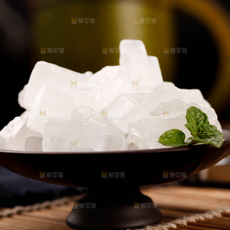 盘子里装着单晶冰糖