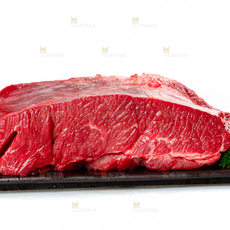 白底上放着一盘鲜牛肉